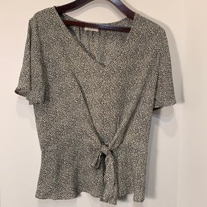 Adorable top to style with your best black pair of jeans!